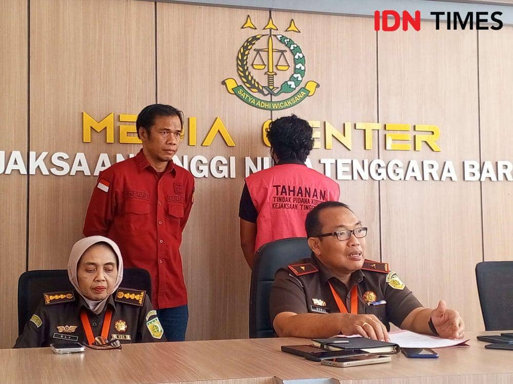 Keterangan pers Kejati NTB sebelum tersangka MSZ ditahan ke Lapas Kelas IIA Kuripan Lombok Barat. (IDN Times/Muhammad Nasir)