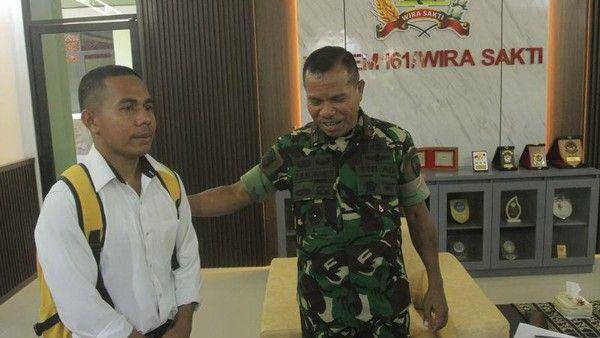 Joni atau Yohanes Ande Kalla ketika bertemu dengan Danrem 161/Wirasakti Kupang, Brigjen TNI Joao Xavier Barreto Nunes. (ANTARA FOTO/Kornelis Kaha)