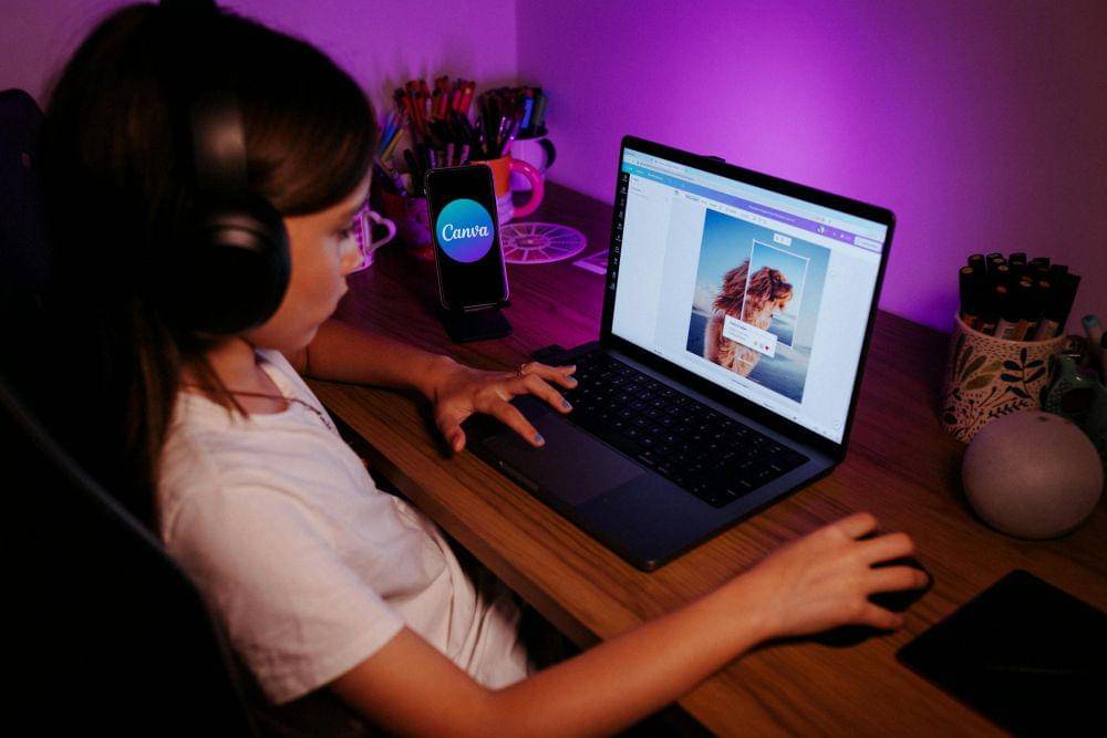 ilustrasi membuat desain canva