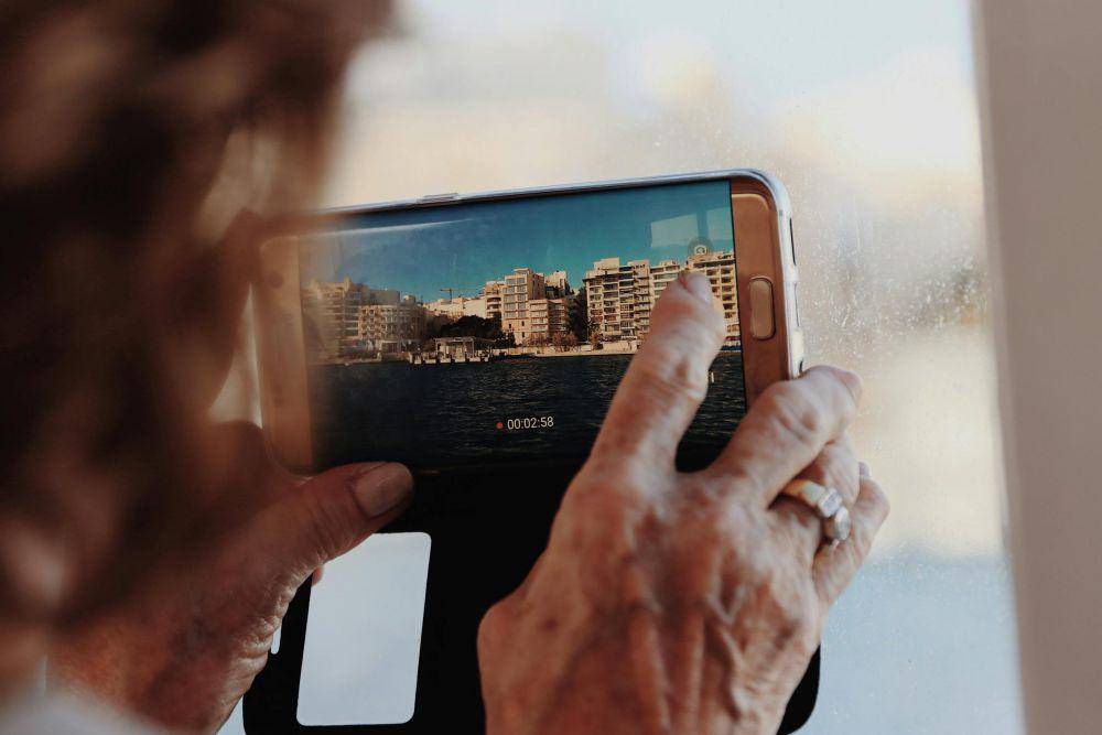 ilustrasi membuat video faceless (pexels.com/Efrem Efre)