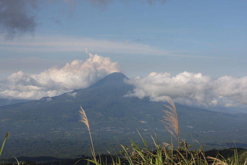 potret Gunung Klabat (commons.m.wikimedia.org/Bernard et Thérèse Viard)