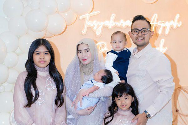 7 Potret Khidmat Akikah Baby Jyab, Anak Ketiga Shandy Purnamasari
