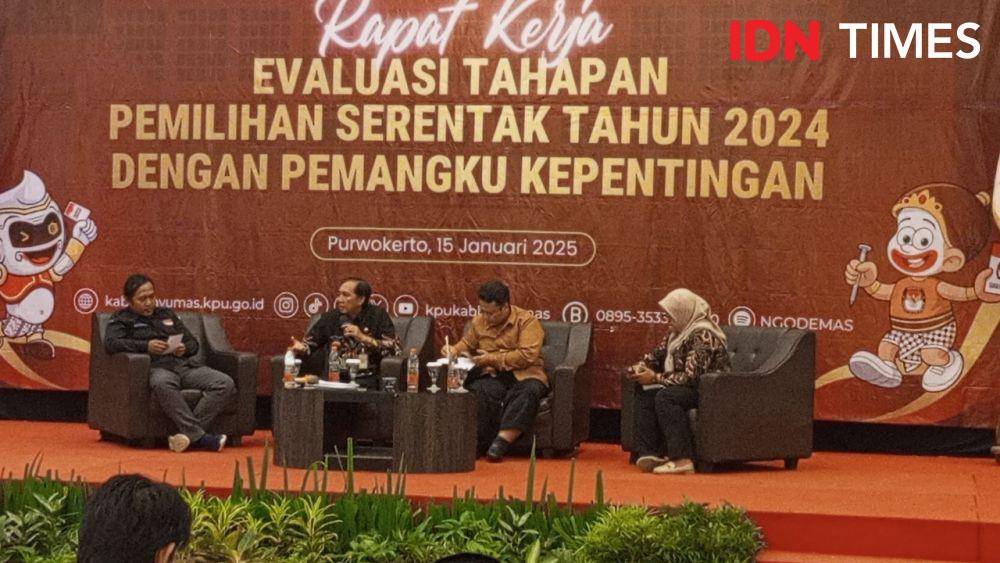 Ahmad Sabiq (kedua dari kanan) sebut perlunya menistakan politik uang kepada masyarakat, Rabu (15/1/2024).(IDN Times/Cokie Sutrisno)