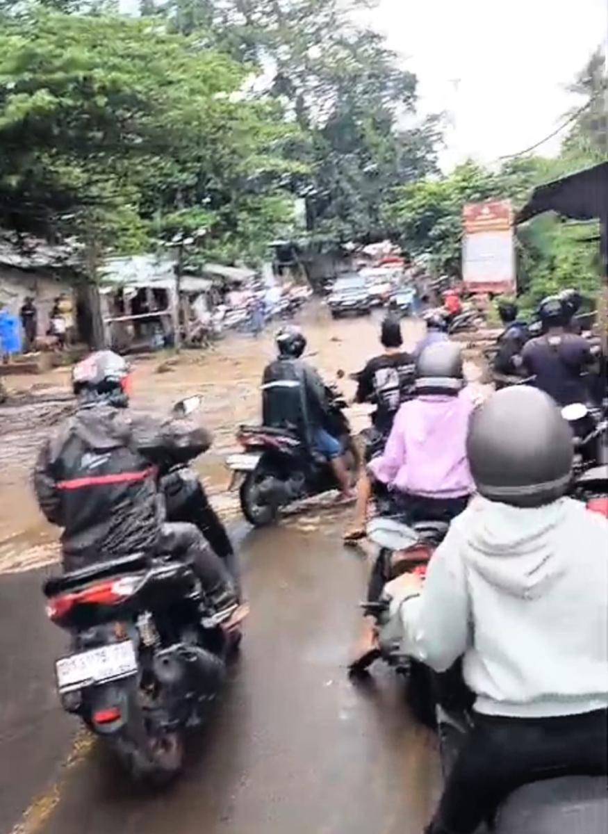 Arus lalu lintas Karangasem-Buleleng macet total. (Screenshot dari video Nyoman Musna)