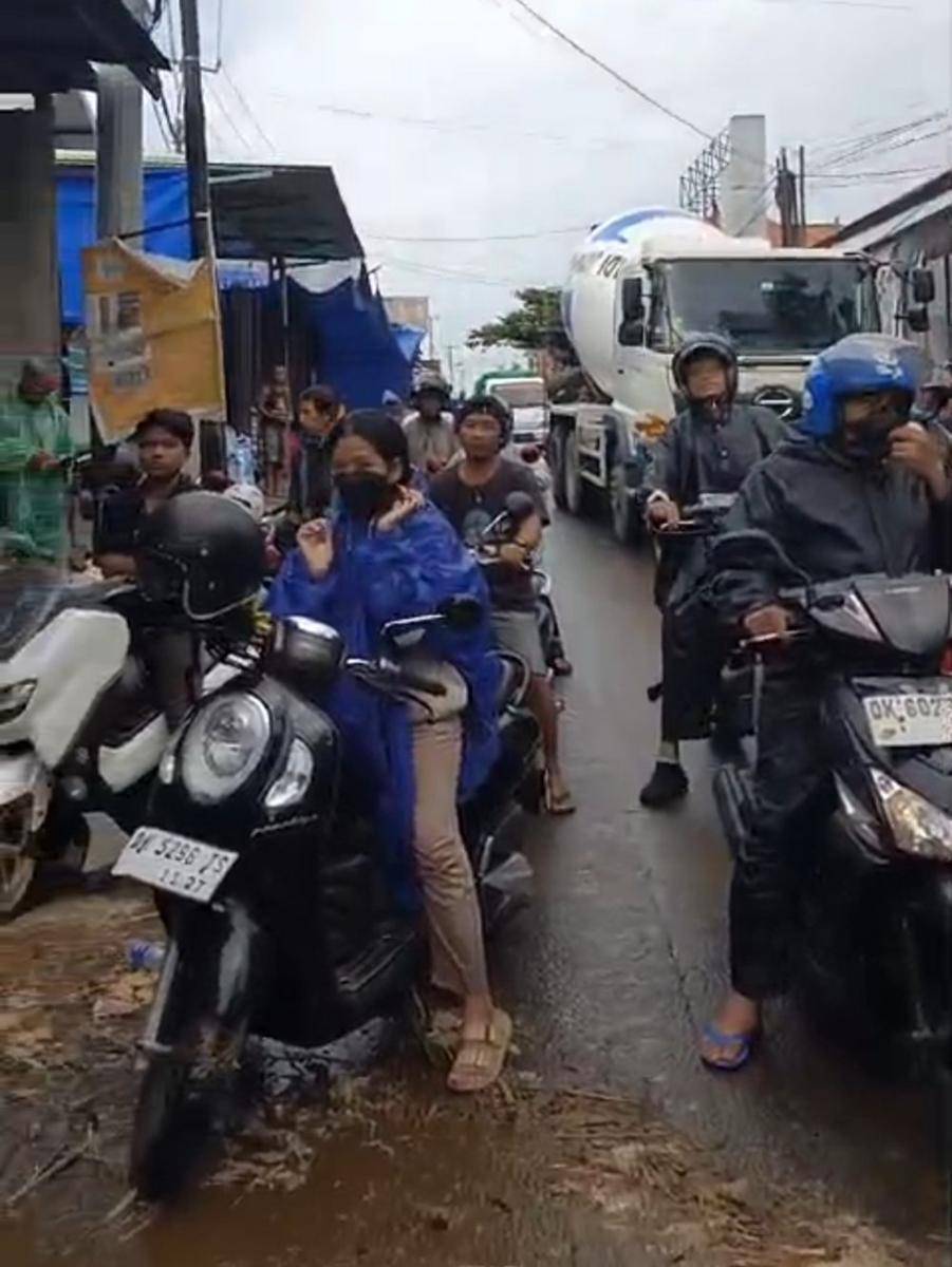 Arus lalu lintas Karangasem-Buleleng macet total. (Screenshot dari video Nyoman Musna)