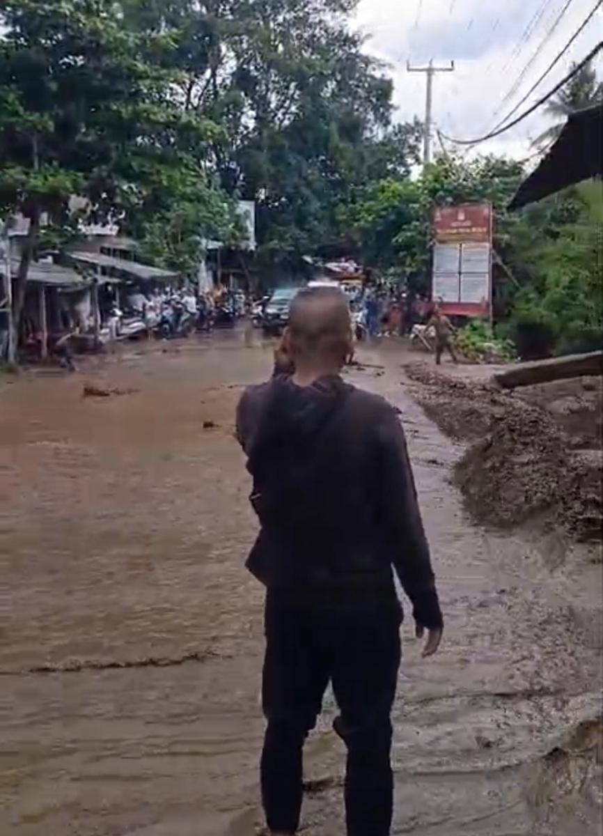 Arus lalu lintas Karangasem-Buleleng macet total. (Screenshot dari video Nyoman Musna)