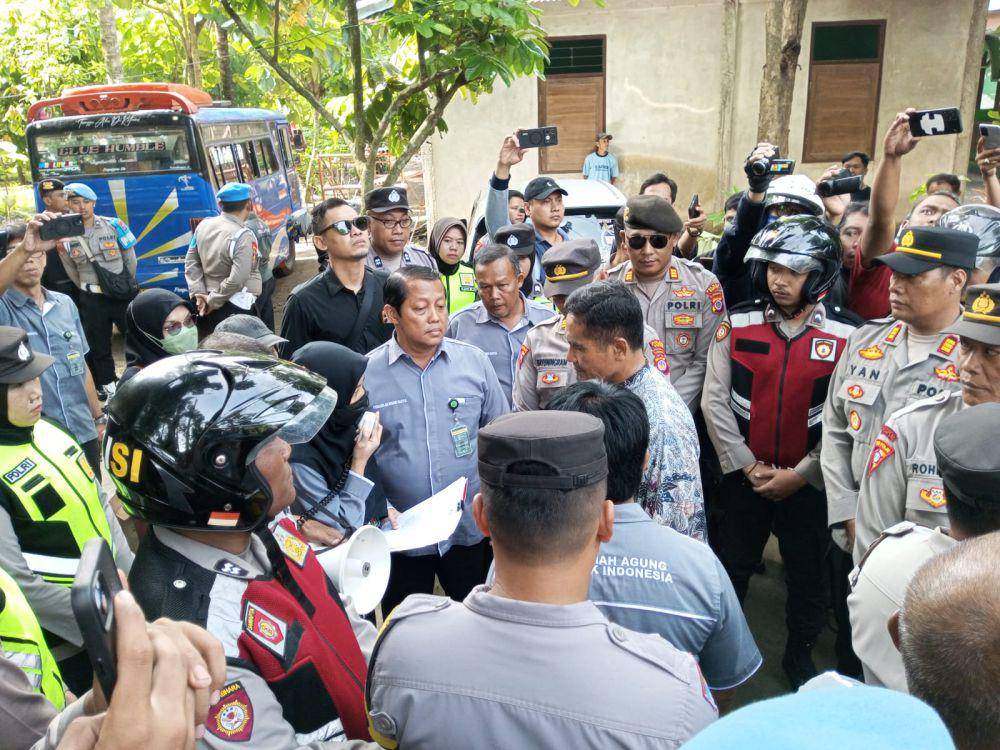 Petugas dari PN Bantul membacakan putusan hakim terkait eksekusi lahan dan bangunan.(IDN Times/Daruwaskita)