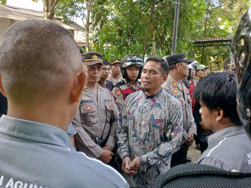 Termohon eksekusi (baju batik) bernegosiasi agar eksekusi diundur.(IDN Times/Daruwaskita)