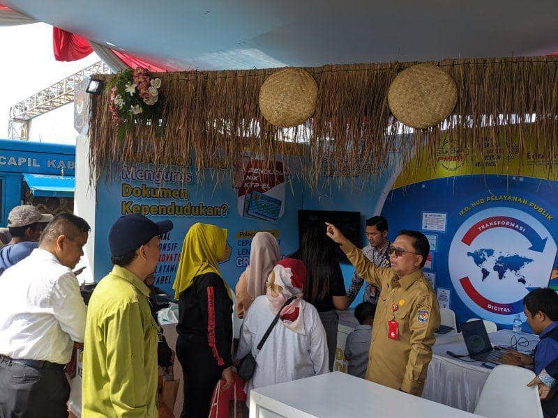 Dirjen Bina Pemerintahan Desa (Pemdes) La Ode Ahmad P. Bolombo dan Pj. Bupati Sumedang Yudia Ramli didampingi Direktur Dafdukcapil Akhmad Sudirman Tavipiyono berkenan mampir berkunjung ke booth Ditjen Dukcapil dan berdialog dengan masyarakat yang mengurus dokumen kependudukan yang diperlukan. (Dok. Kemendagri)