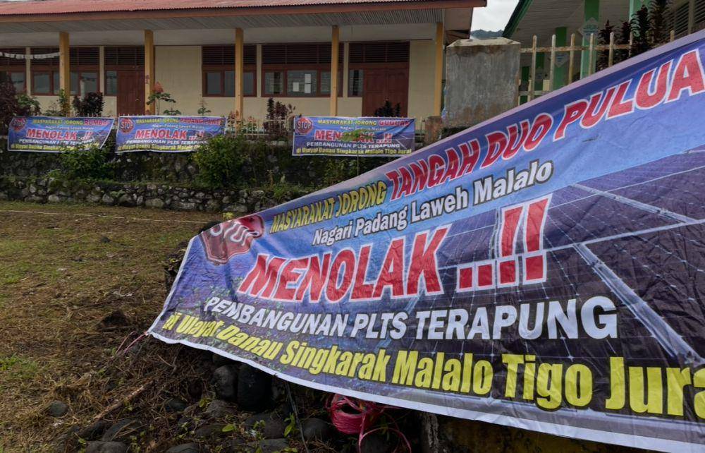Spanduk penolakan pembangunan PLTS di Danau Singkarak (Foto: IDN Times/Halbert Caniago)