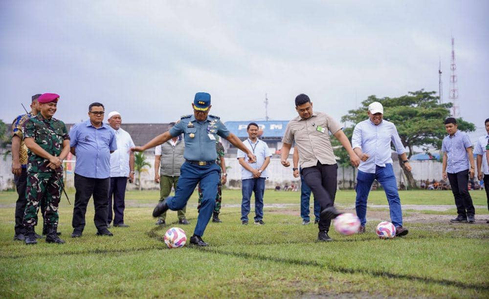 Wali Kota Medan, Bobby Nasution saat membuka turnamen Sepak Bola Danyonmarhanlan I Cup dalam rangka memperingati HUT ke-45 Yonmarhanlan I Belawan (Dok. Diskominfo Medan)