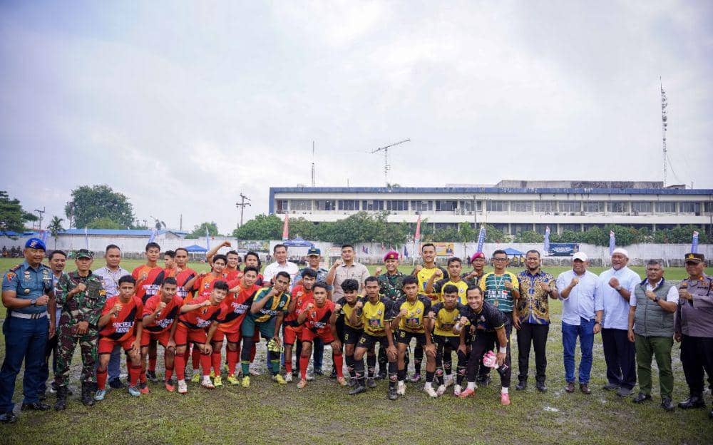 Wali Kota Medan, Bobby Nasution saat membuka turnamen Sepak Bola Danyonmarhanlan I Cup dalam rangka memperingati HUT ke-45 Yonmarhanlan I Belawan (Dok. Diskominfo Medan)
