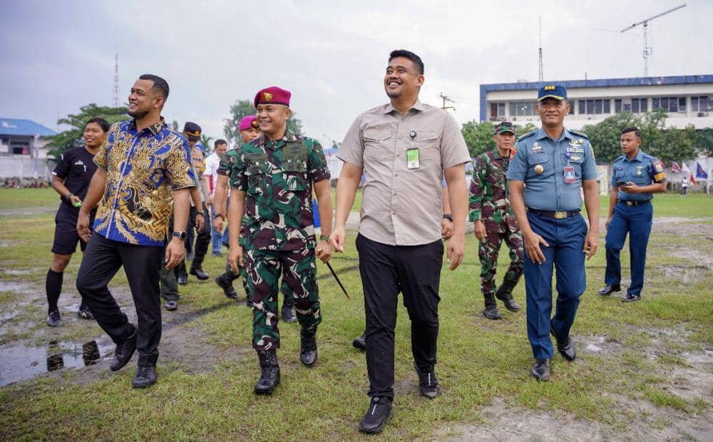 Wali Kota Medan, Bobby Nasution saat membuka turnamen Sepak Bola Danyonmarhanlan I Cup dalam rangka memperingati HUT ke-45 Yonmarhanlan I Belawan (Dok. Diskominfo Medan)