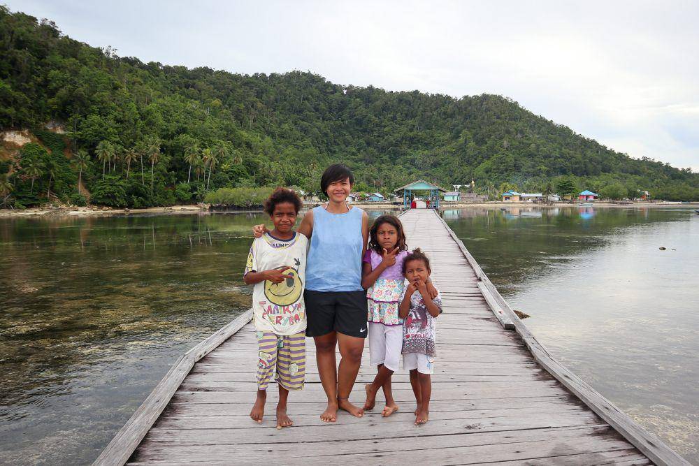 potret bersama masyarakat lokal di Raja Ampat (dok.pribadi/Natalia Indah)