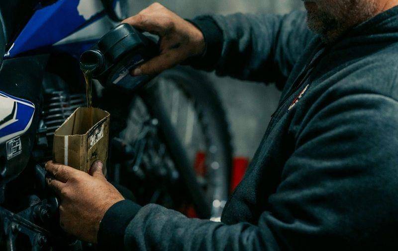 ilustrasi menuang oli motor (pexels.com/Gera Cejas)