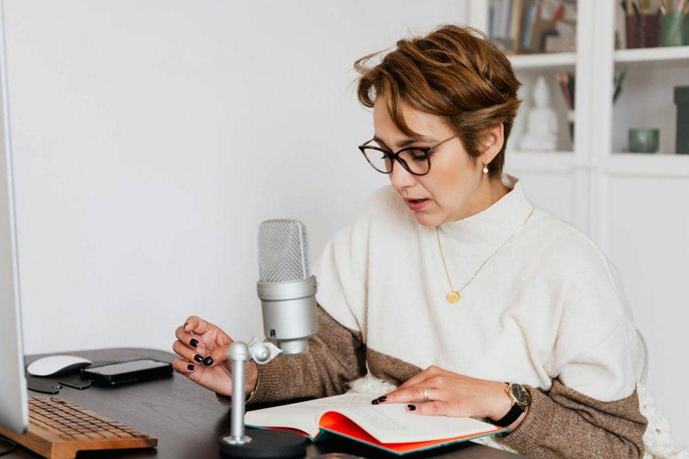 ilustrasi membuat podcast (pexels.com/Photo By: Kaboompics.com)