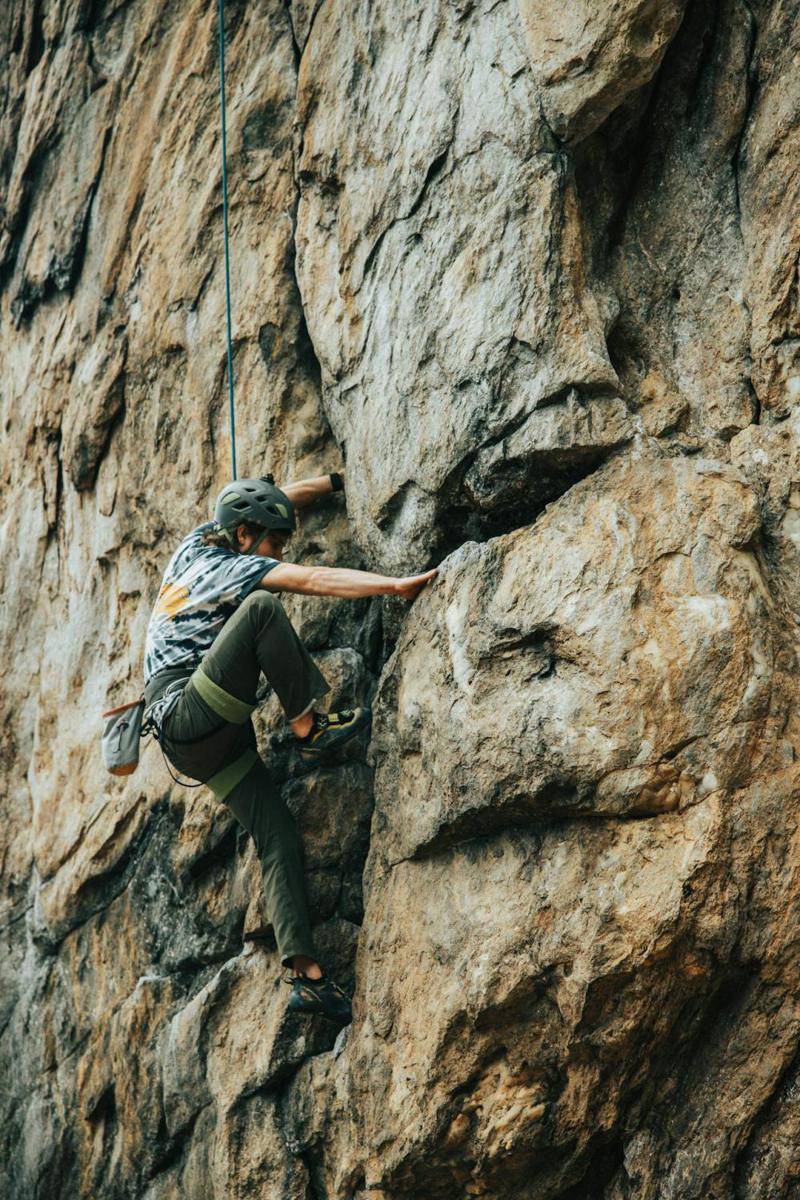 ilustrasi olahraga Rock Climbing (pexels.com/andrew shelley)
