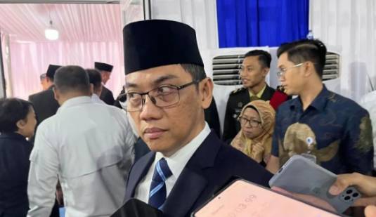 Direktur Jenderal Pengawasan Ruang Digital Kementerian Komunikasi dan Digital Alexander Sabar dalam wawancara cegat dengan media di Kantor Kementerian Komdigi, Jakarta, Senin (13/1/2025). (ANTARA/Fathur Rochman)