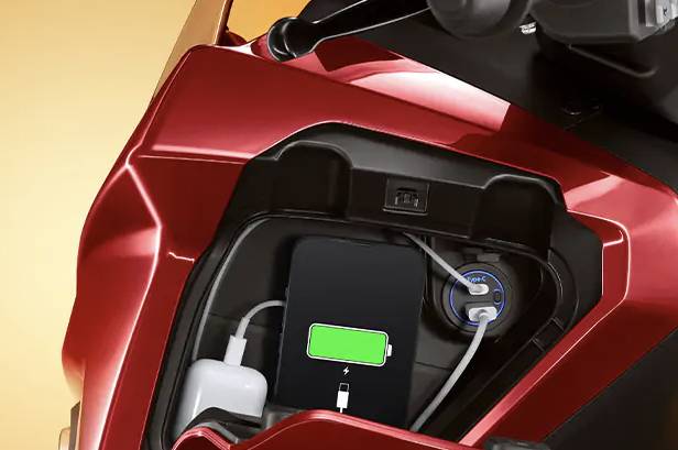 potret port USB untuk pengisian daya (maka-motors.com)