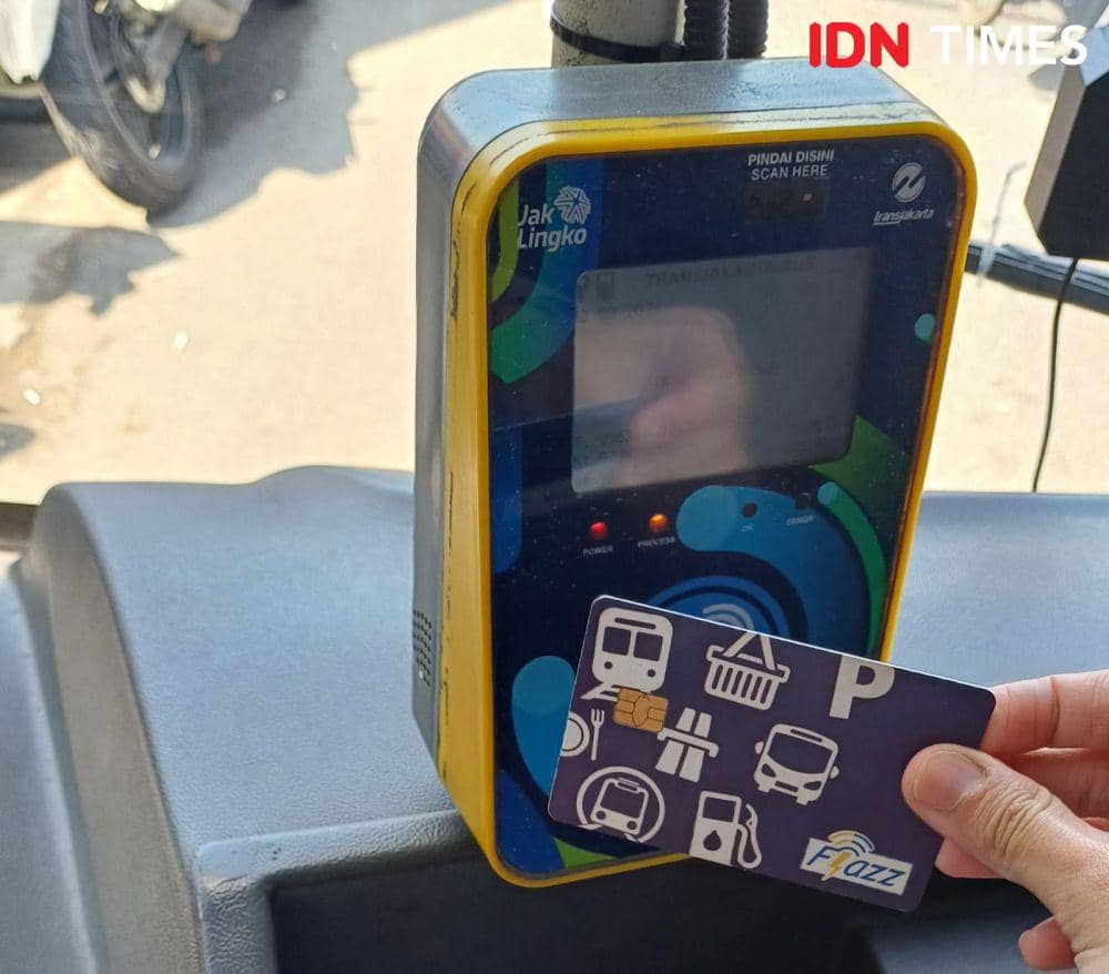 Potret tap in e-money saat naik transportasi umum di Jakarta (IDN Times/Dhiya Awlia Azzahra)