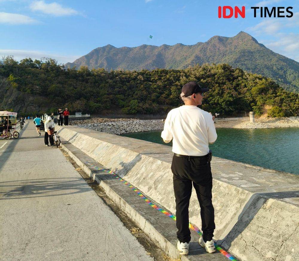 Warga bermain layang-layang di Plover Cove Reservoir, Hong Kong. Lokasi ini jadi tempat favorit buat menghabiskan sore hari. (IDN Times/Dheri Agriesta).