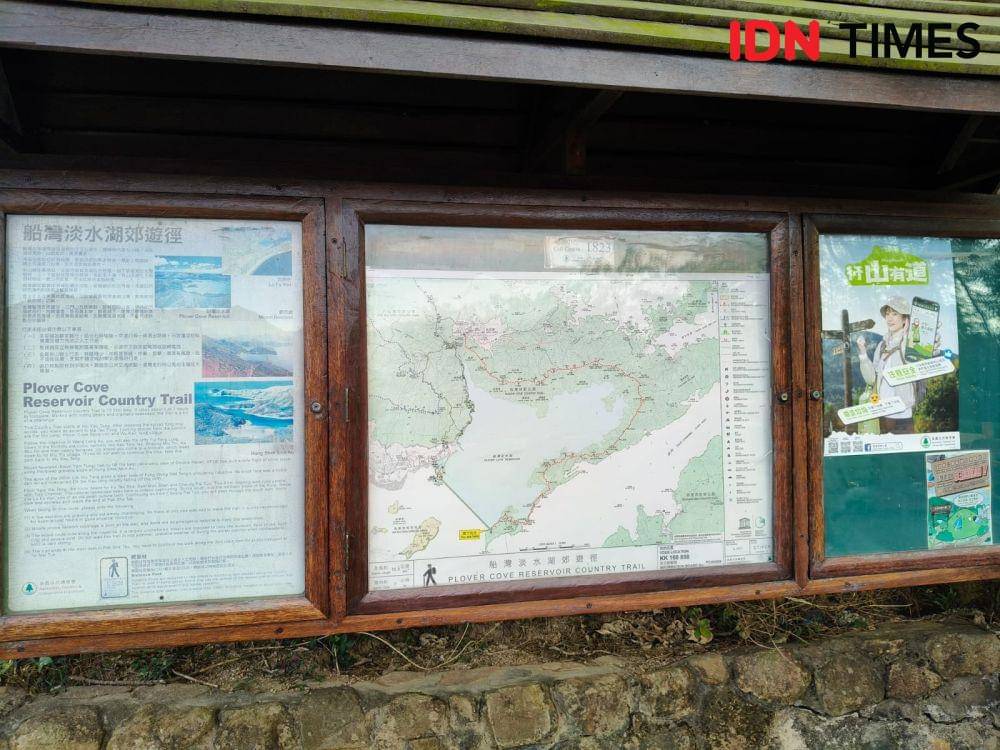 Papan informasi mengenai Plover Cove Reservoir Country Trail dan peta lengkapnya. (IDN Times/Dheri Agriesta).