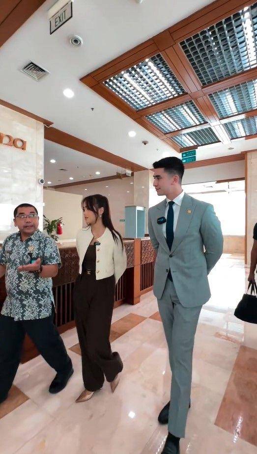 Fuji berkunjung ke kantor Verrell (Instagram.com/bramastavrl)