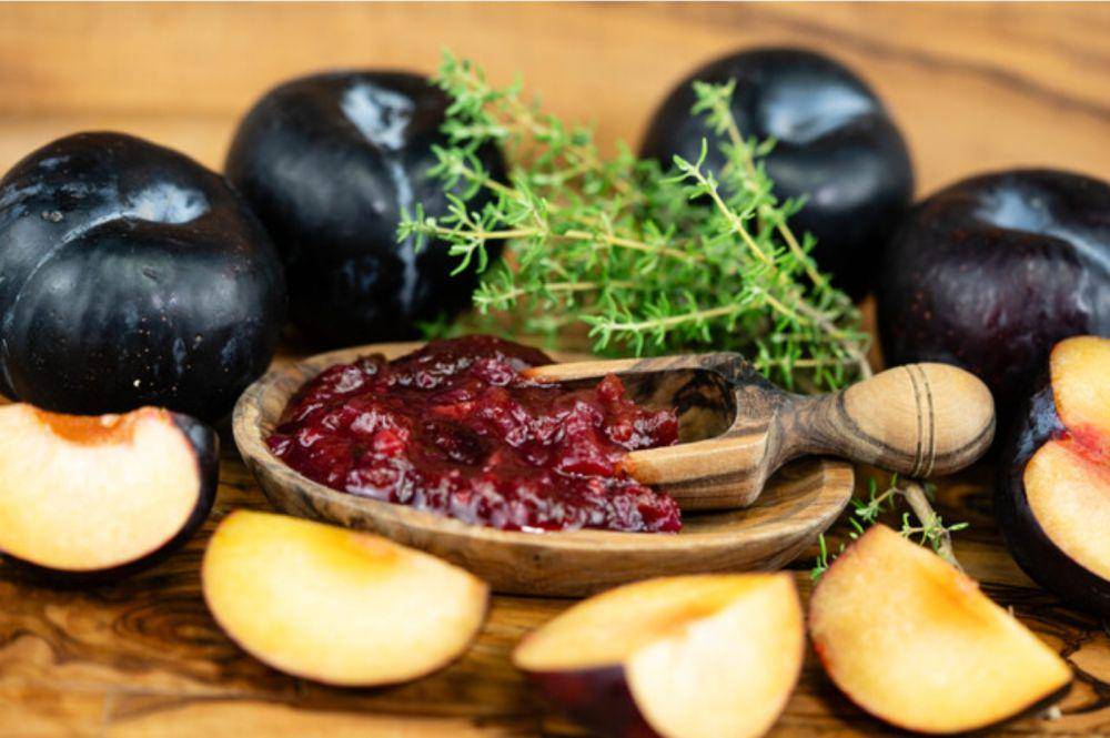 ilustrasi plum sauce (vecteezy.com/steidi507452)
