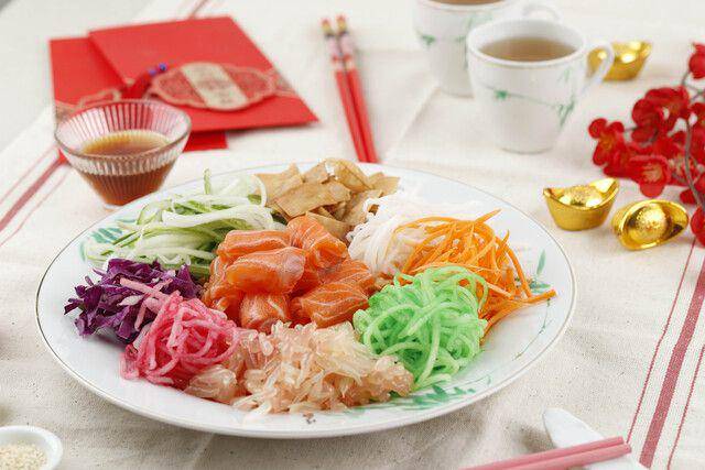 ilustrasi salad yu sheng (vecteezy.com/ikarahma)