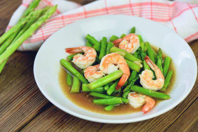 ilustrasi tumis udang asparagus (vecteezy.com/bigcxlotus)