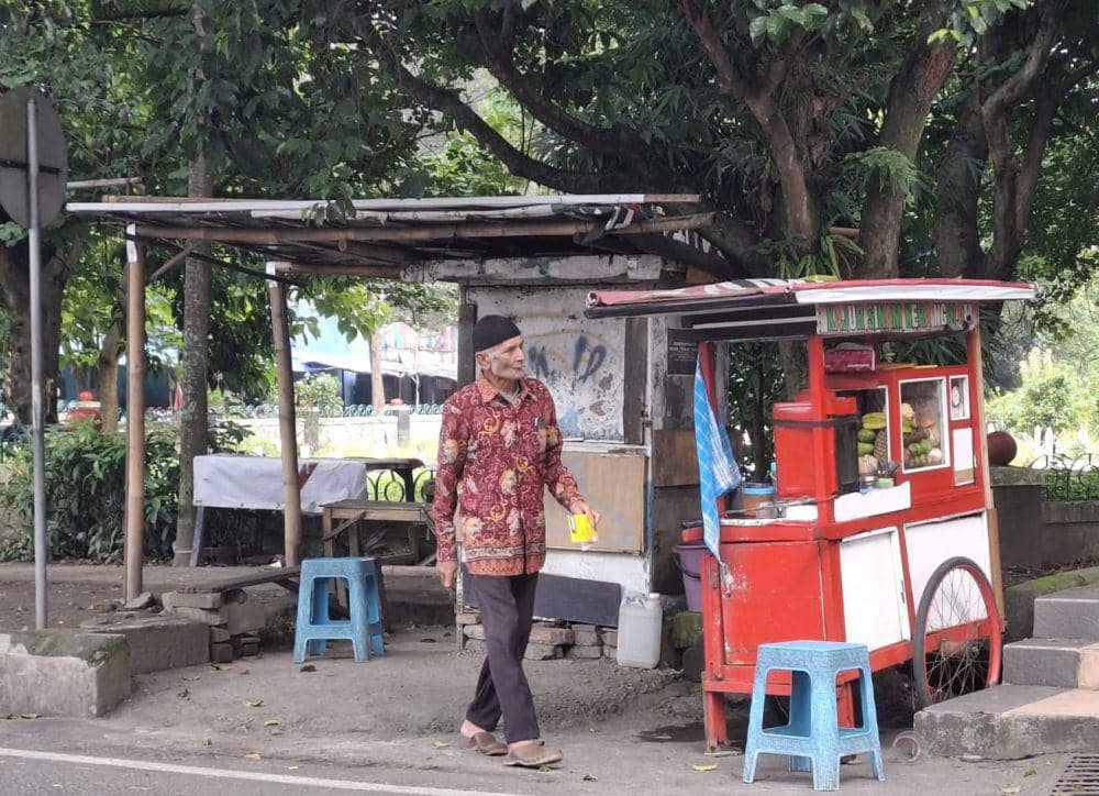 Ilustrasi pedagang bakso di Kota Malang. (IDN Times/Rizal Adhi Pratama)