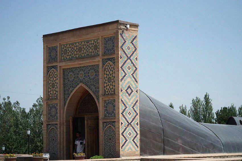 Pintu masuk Observatorium Ulugh Beg (commons.wikimedia.org/Adam Harangozó)