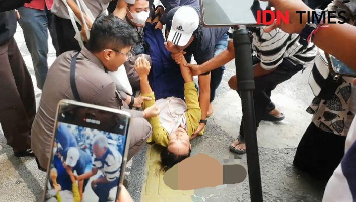 Kepala Bocor, Ibu Agus Tanpa Lengan Pingsan saat Hadiri Sidang Anaknya