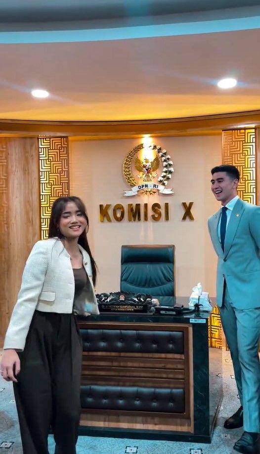 Fuji berkunjung ke kantor Verrell (Instagram.com/bramastavrl)