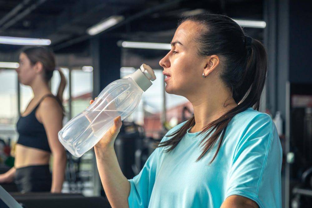 Ilustrasi wanita minum air putih (freepik.com/pvproductions)