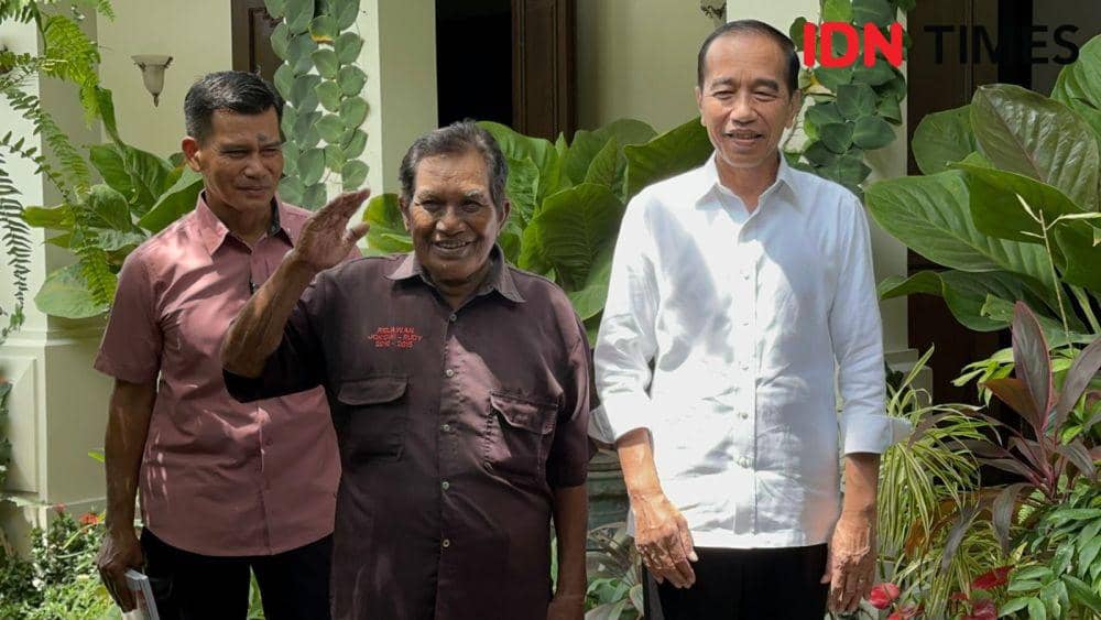 Presiden ke-7 RI Joko “Jokowi” Widodo saat melayani foto bersama warga. (IDN Times/Larasati Rey)