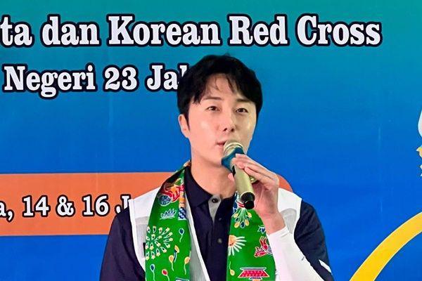 7 Potret Jung Il Woo Berkunjung ke PMI Hingga MTs di Jaksel