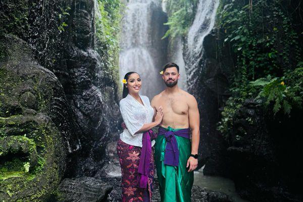7 Potret Millen Cyrus Jalani Melukat di Bali, Bareng Pacar Baru