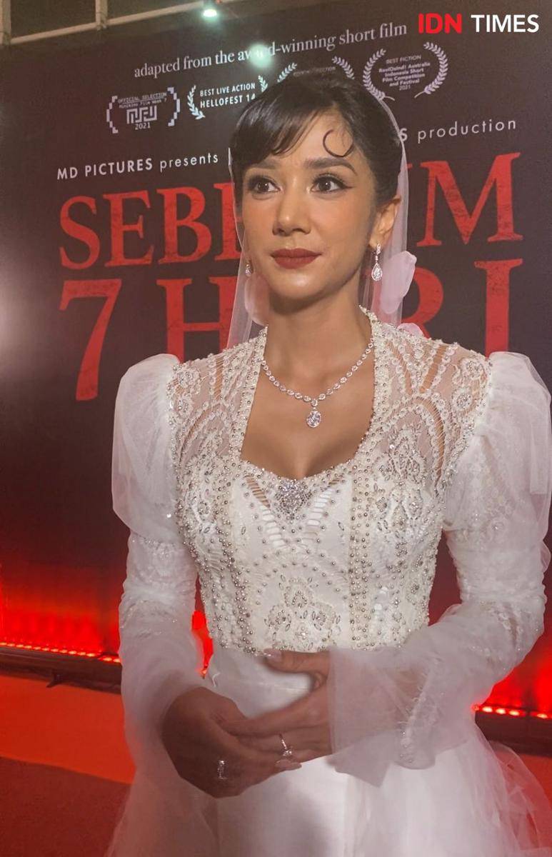 potret artis pemeran film Sebelum 7 Hari hadiri red carpet gala premier, Kamis (16/1/2025) (dok. IDN Times/Rani Asnurida)