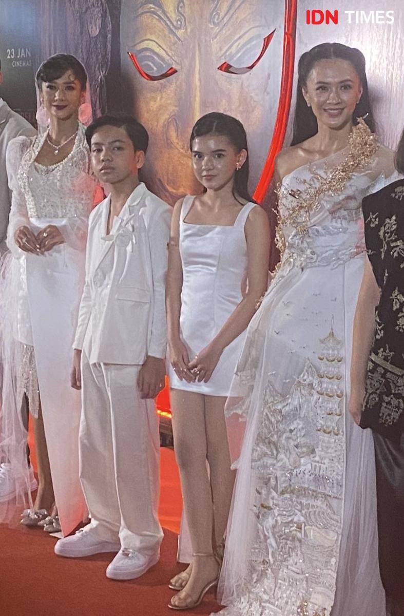 potret artis pemeran film Sebelum 7 Hari hadiri red carpet gala premier, Kamis (16/1/2025) (dok. IDN Times/Rani Asnurida)