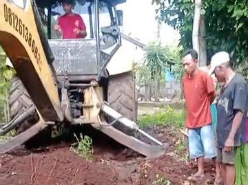Kuburkan Sapi Mati PMK, Warga Ngawi Terpaksa Sewa Alat Berat
