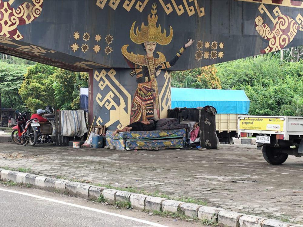 Warga Keluhkan Tunawisma di Bawah Flyover Kalibalok Bandar Lampung