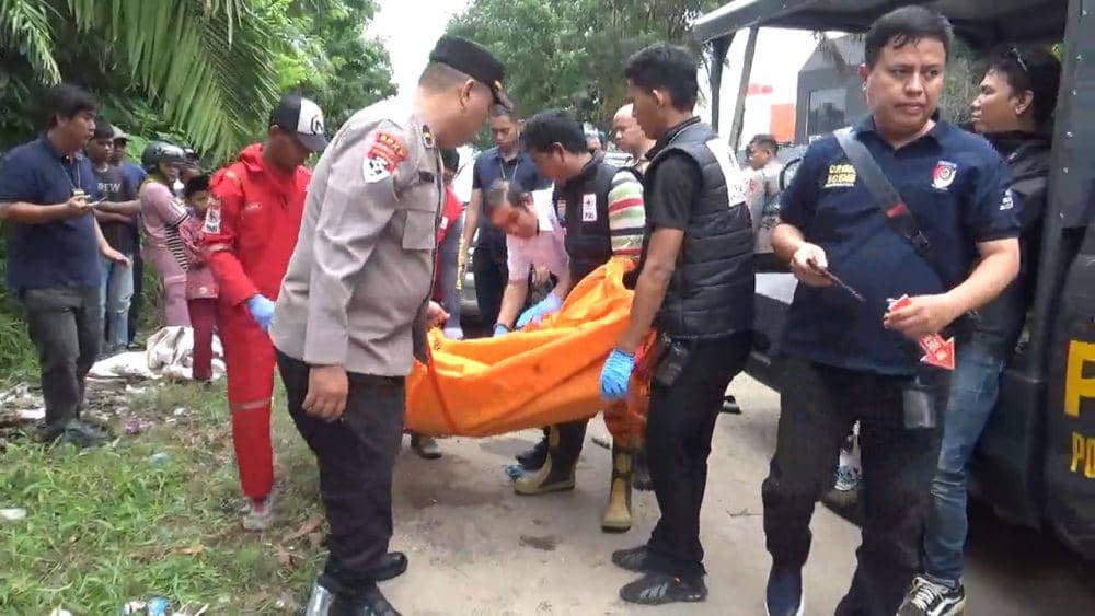 Proses evakuasi pelaku pencurian di Palembang (Dok: Polsek Sukarami)
