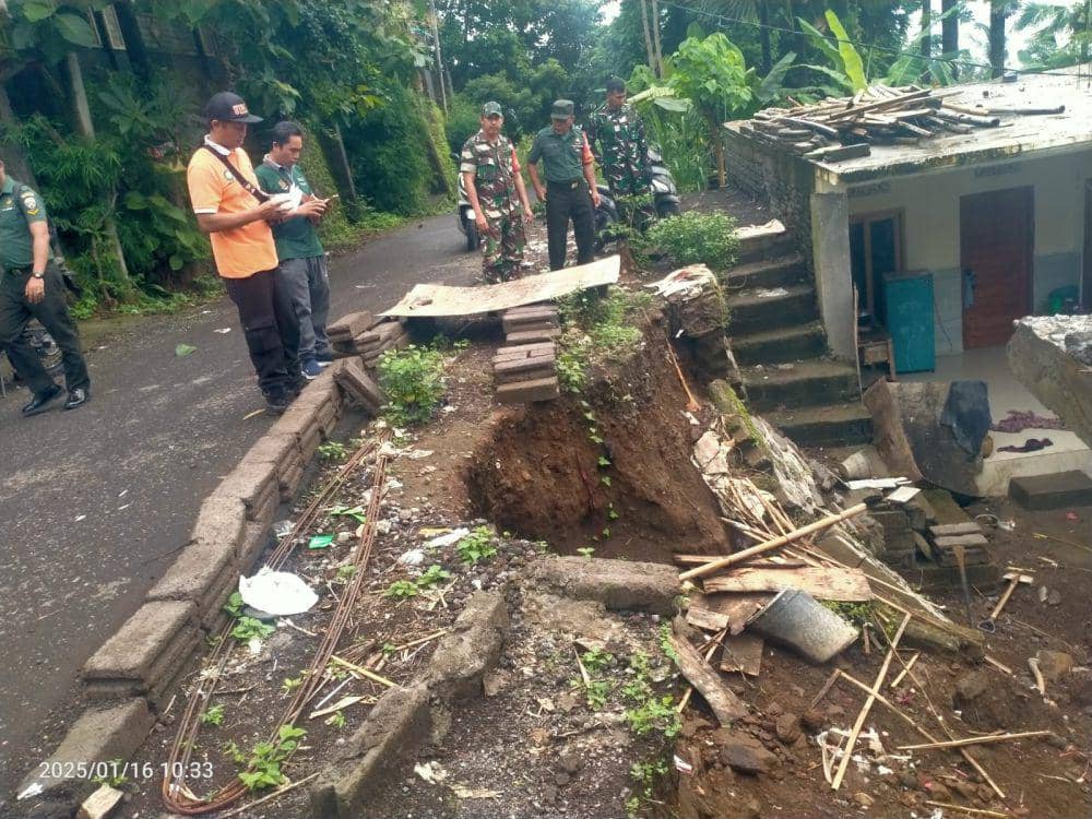 BPBD Karangasem melakukan asesmen ke lokasi tanah longsor. (BPBD Karangasem)