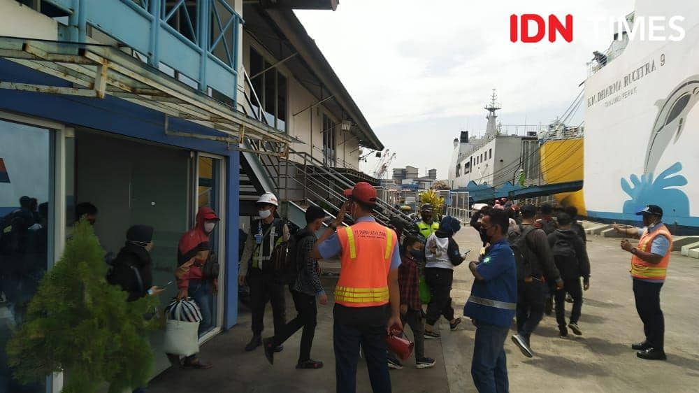 KM Dharma Rucitra 4 bersandar di dermaga penumpang Pelabuhan Tanjung Emas Semarang. (IDN Times/Fariz Fardianto)