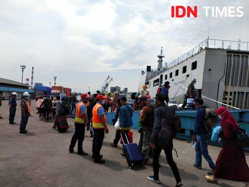 Sejumlah penumpang kapal berjalan kaki menuju pintu keluar Pelabuhan Tanjung Emas Semarang. (IDN Times/Fariz Fardianto)