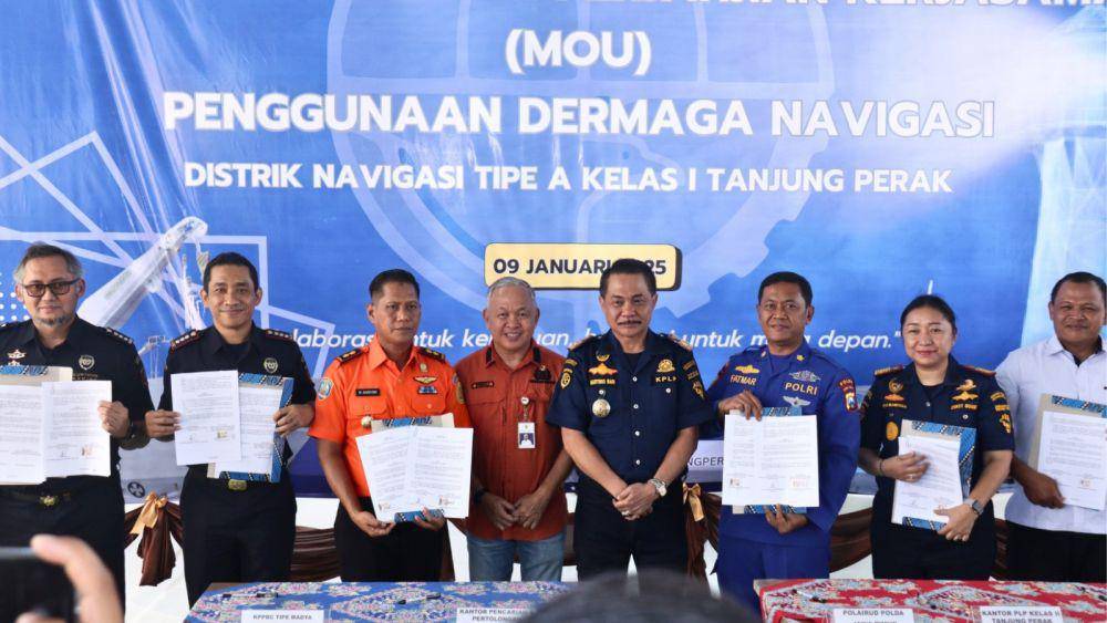 penandatanganan kerja sama yang digelar di Dermaga Distrik Navigasi Tipe A Kelas I Tanjung Perak, Surabaya, Jawa Timur, Kamis (9/1/2025). (Dok. Bea Cukai)