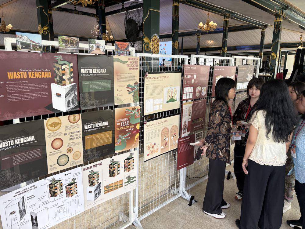 UIC Creative Showcase 2025 dengan mengusung tema Exploring The Heritage of Keraton Yogyakarta, di Pendopo Agung Hotel Royal Ambarrukmo, Kamis (16/1/2025). (IDN Times/Herlambang Jati Kusumo)
