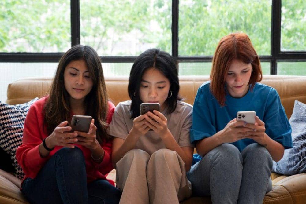 Ilustrasi efek penggunaan HP yang berakibatkan kurang interaksi sosial (freepik.com/freepik)