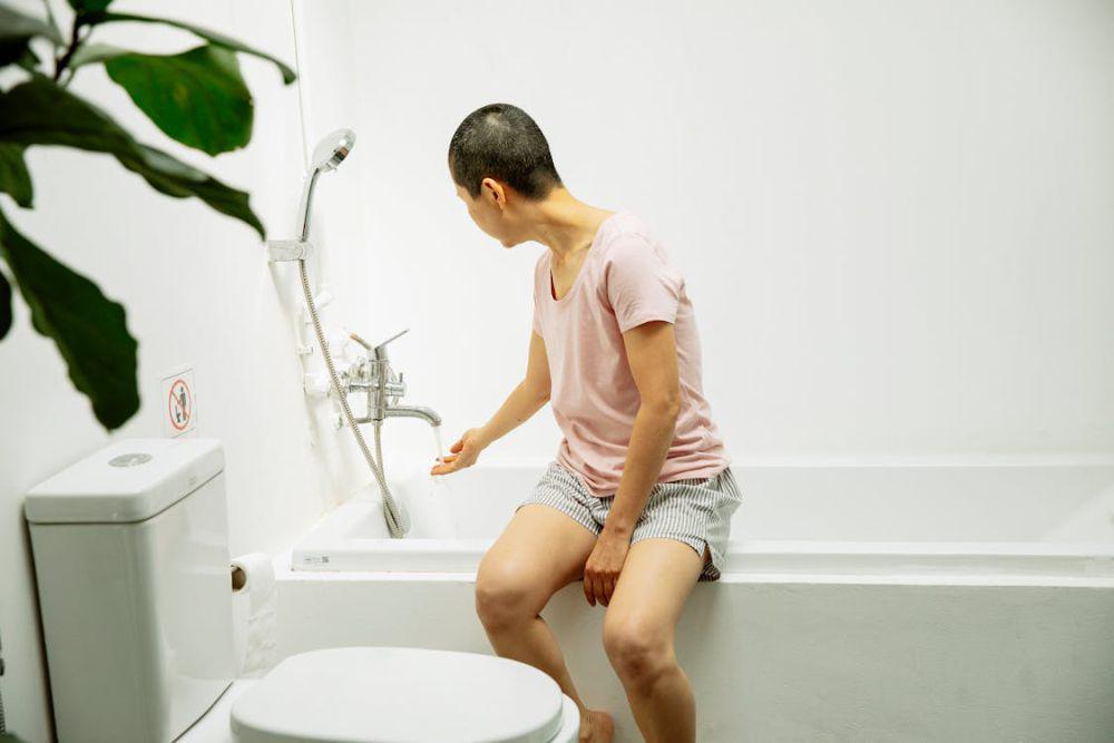 5 Cara Menghindari Lantai Keramik Kamar Mandi agar Tidak Licin